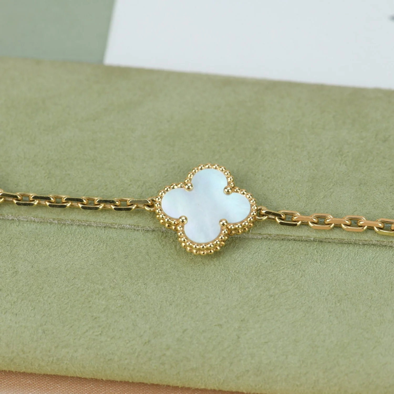 Regalia jewelryCLOVER  5 MOTIF WHITE MOP BRACELET