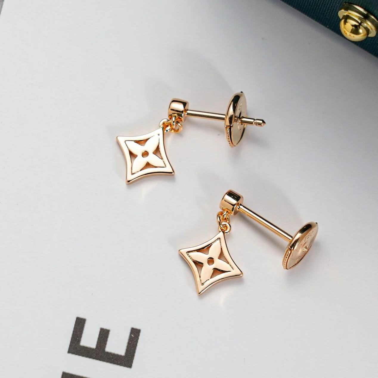Regalia jewelrySTAR EARRINGS GOLD