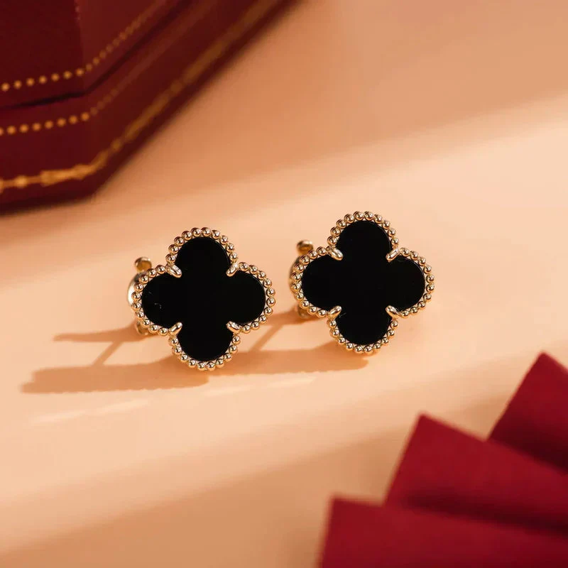 Regalia jewelryCLOVER MEDIUM 1 MOTIFS  ONYX STUD EARRINGS