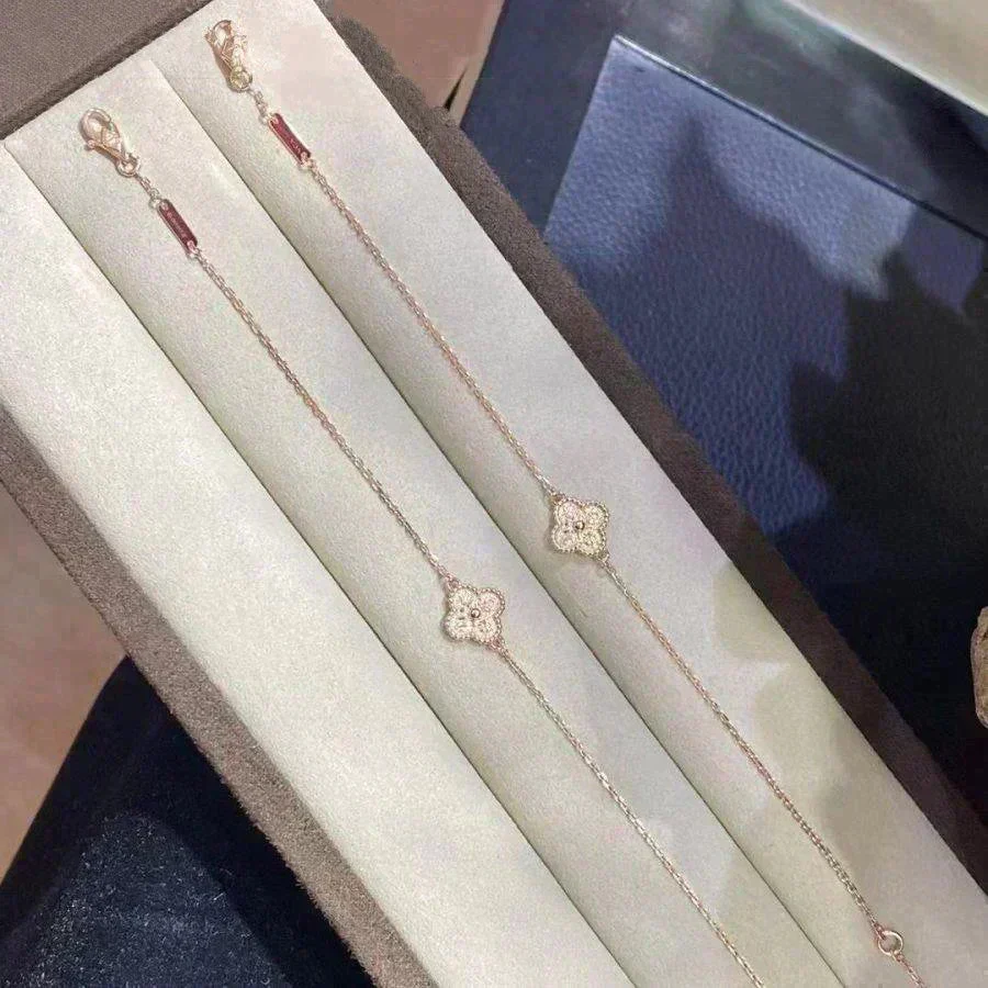 Regalia jewelryCLOVER SINGLE FLOWER BRACELET