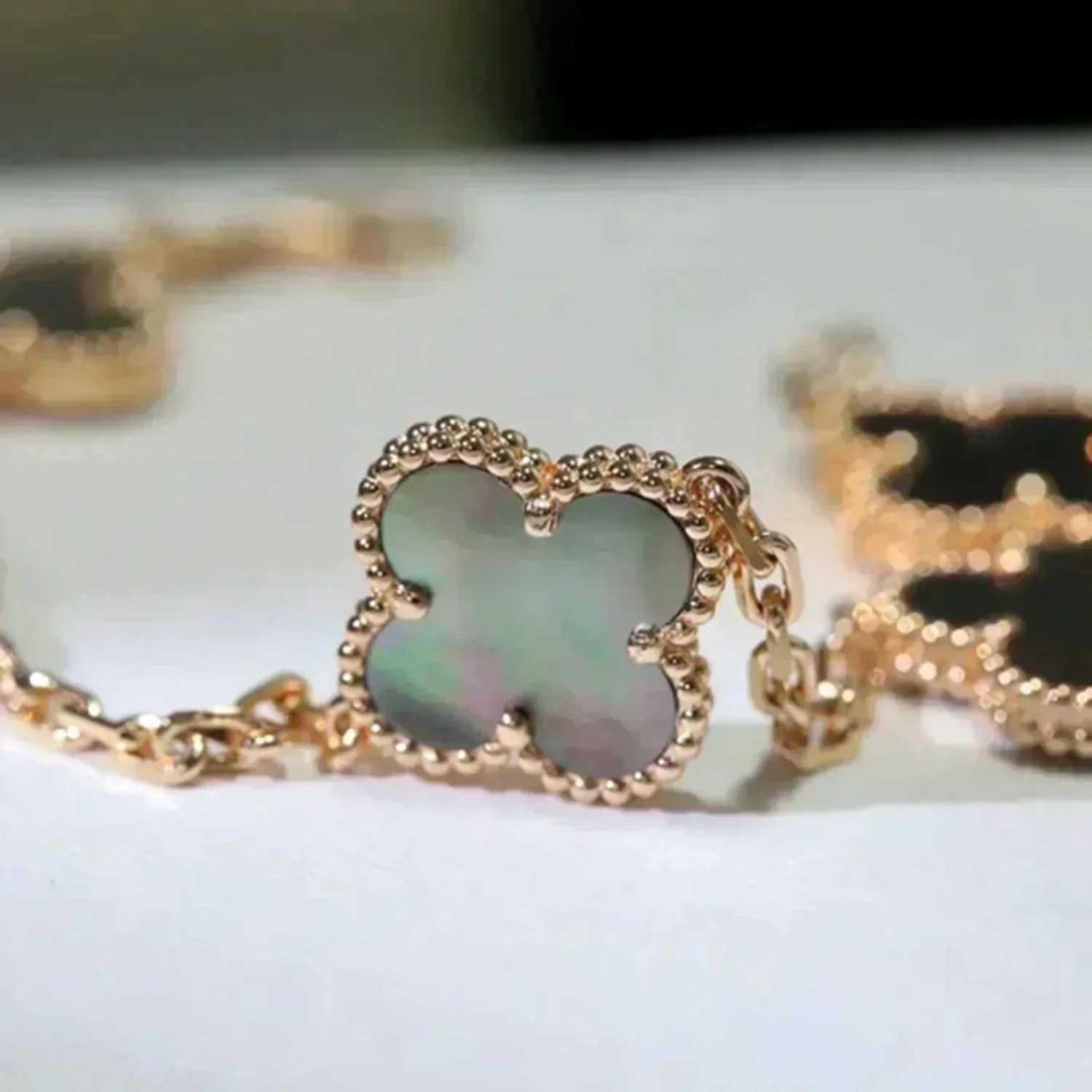 Regalia jewelryCLOVER 5 MOTIF GRAY MOP  BRACELET