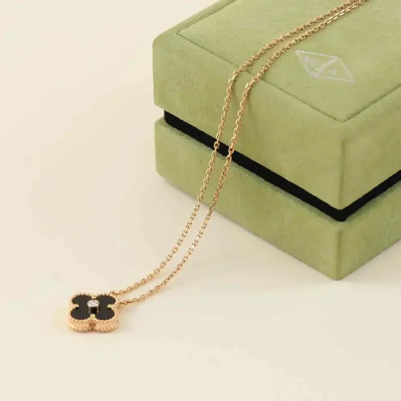 Regalia jewelryCLOVER 15MM DIAMOND ONYX NECKLACE