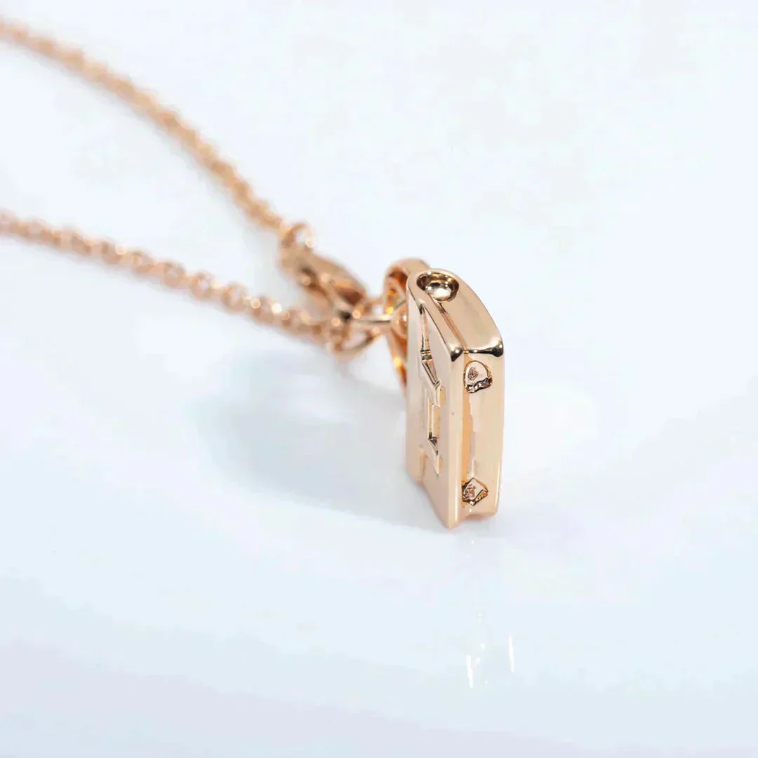 Regalia jewelryAMULETTE PEDANT ROSE GOLD NECKLACE
