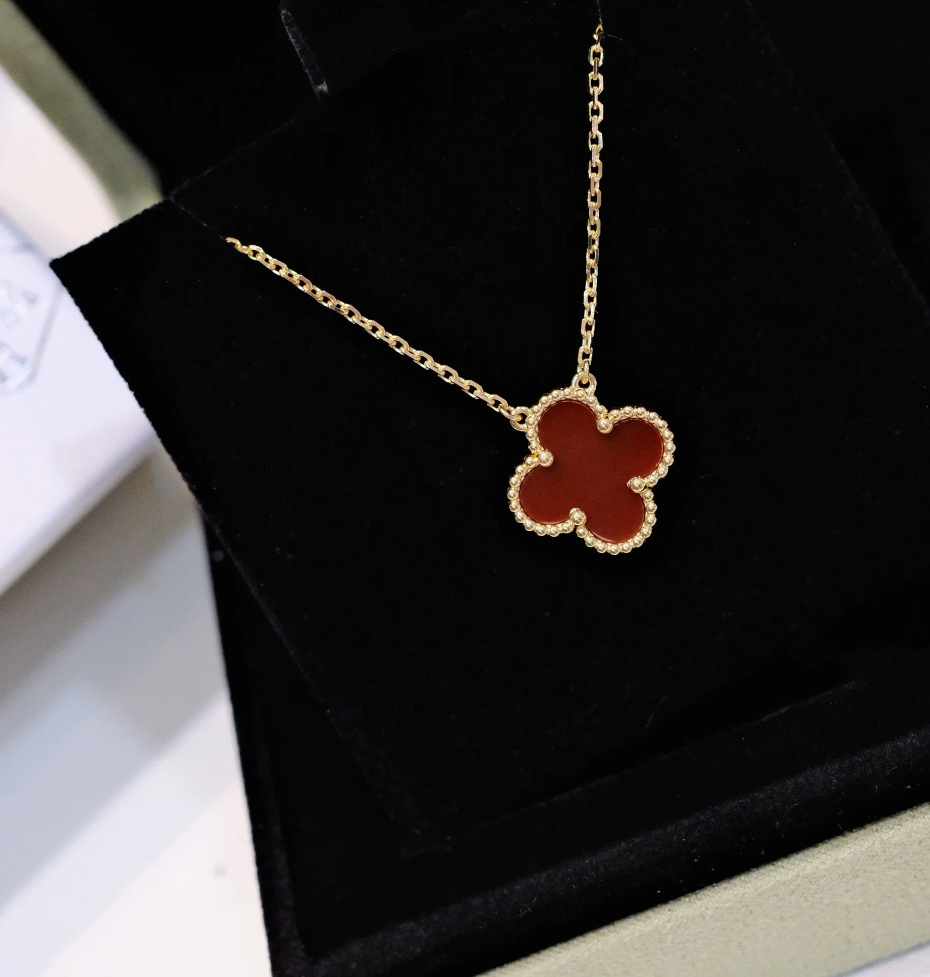 Regalia jewelryCLOVER 15MM CARNELIAN SINGLE FLOWER NECKLACE