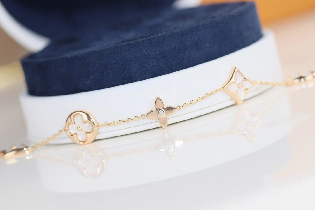 Regalia jewelryLEAF CLOVER BRACELET