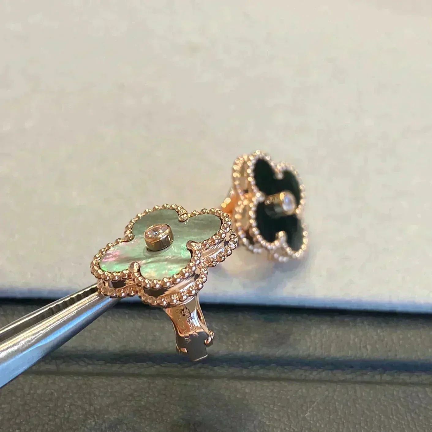 Regalia jewelryCLOVER MEDIUM 1 MOTIFS GRAY MOP  DIAMOND EARRINGS