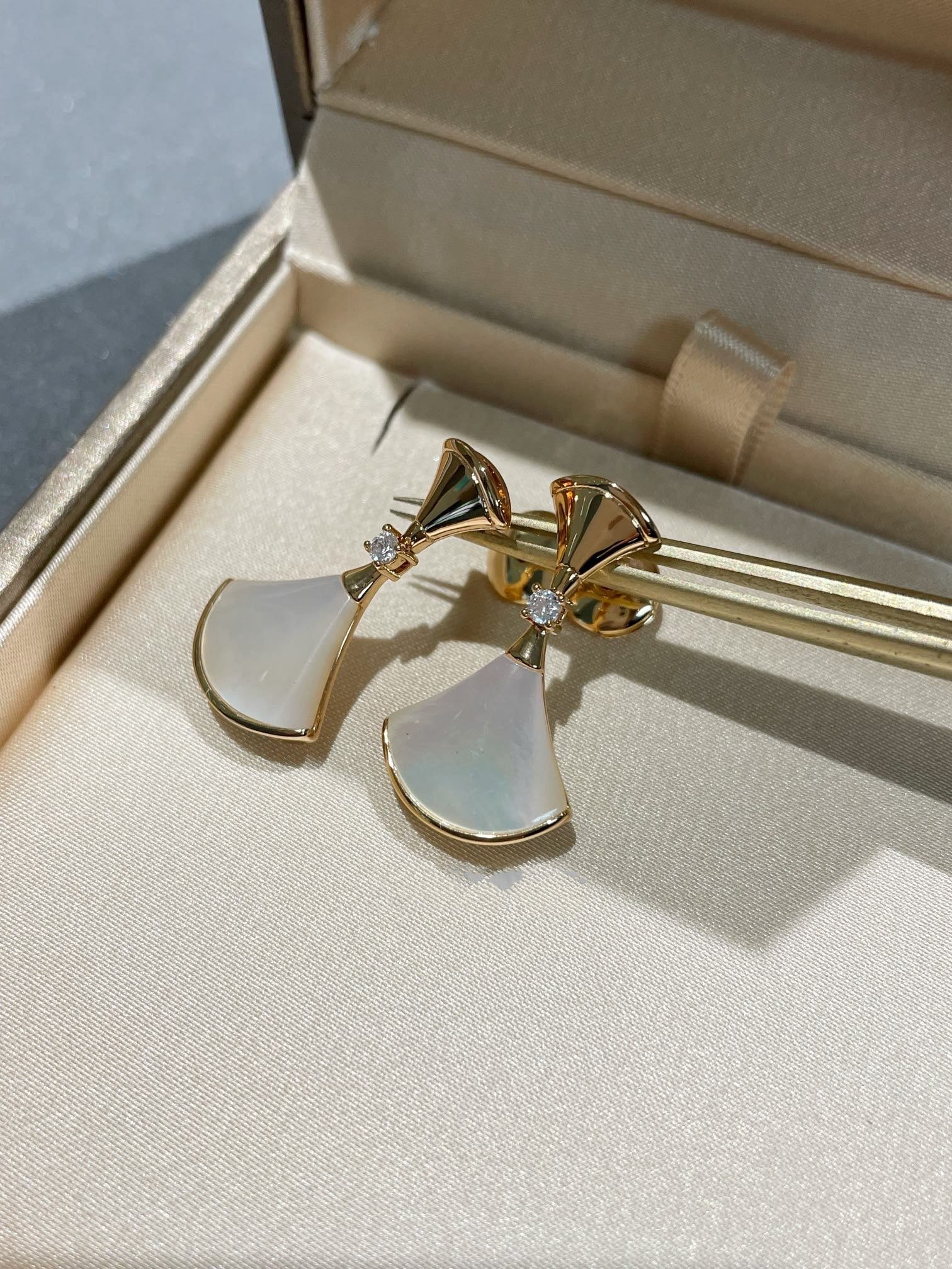 Regalia jewelryDREAM MOP 1 DIAMOND EARRINGS