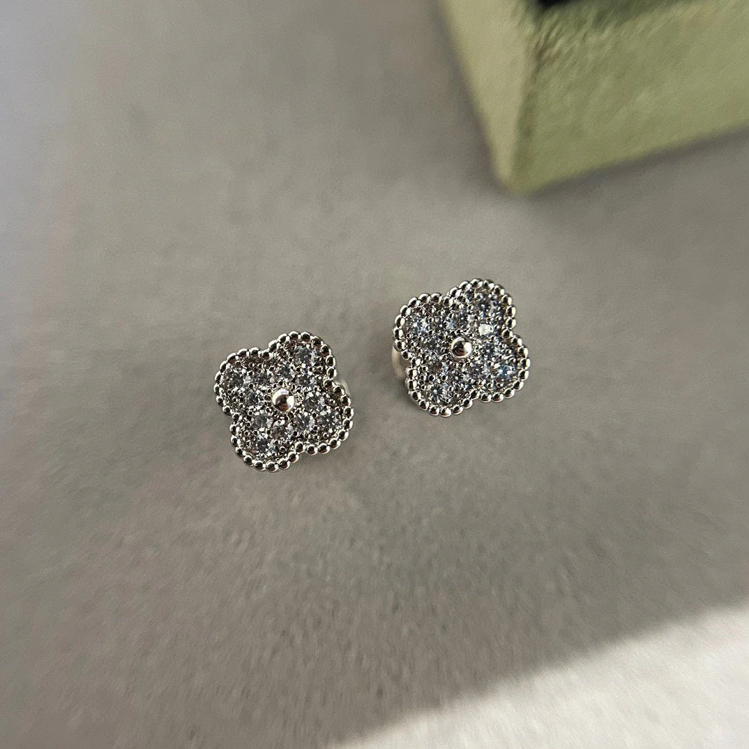 Regalia jewelryCLOVER MINI DIAMOND STUD EARRINGS