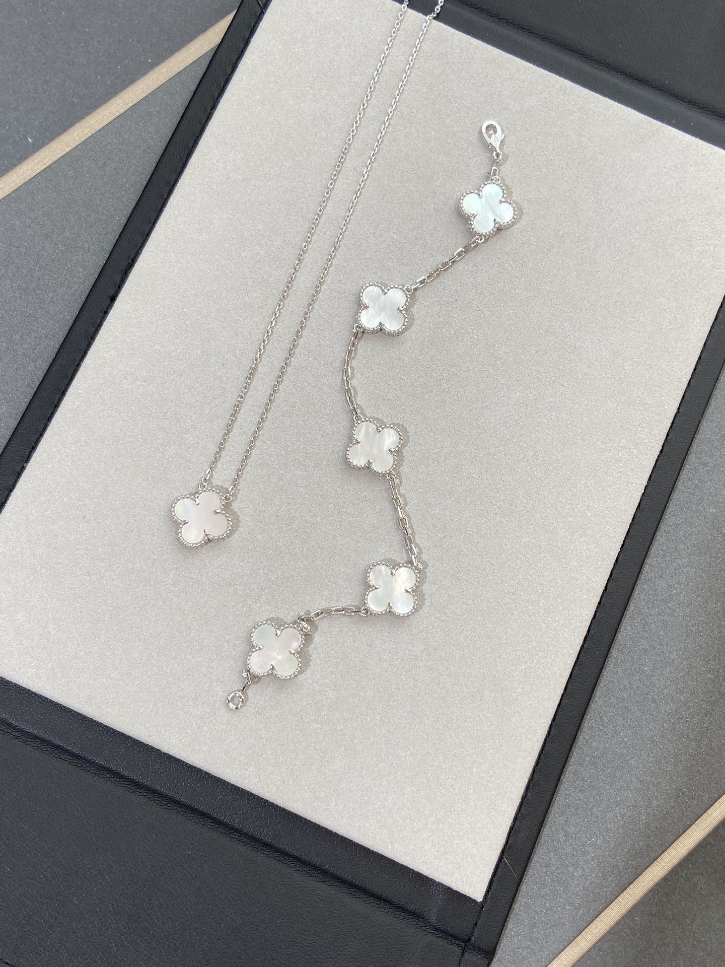 Regalia jewelryCLOVER SILVER MOP 5 MOTIF BRACELET