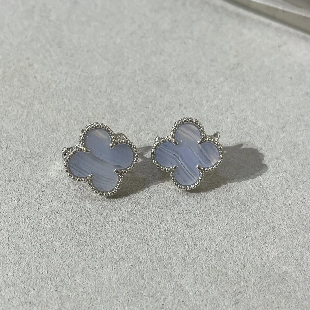 Regalia jewelryCLOVER CHALCEDONY SILVER STUD EARRINGS