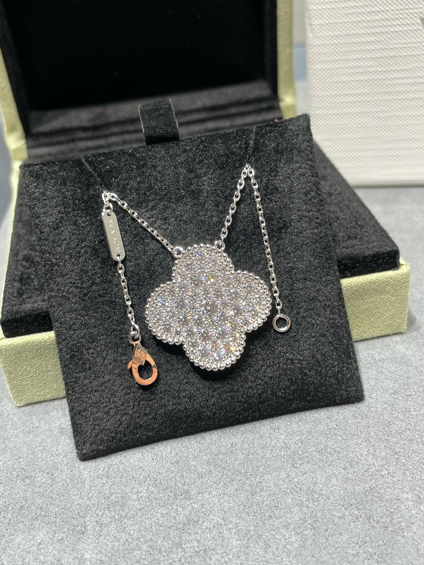 Regalia jewelryCLOVER 25MM LARGE PENDANT DIAMOND PAVED SILVER NECKLACE
