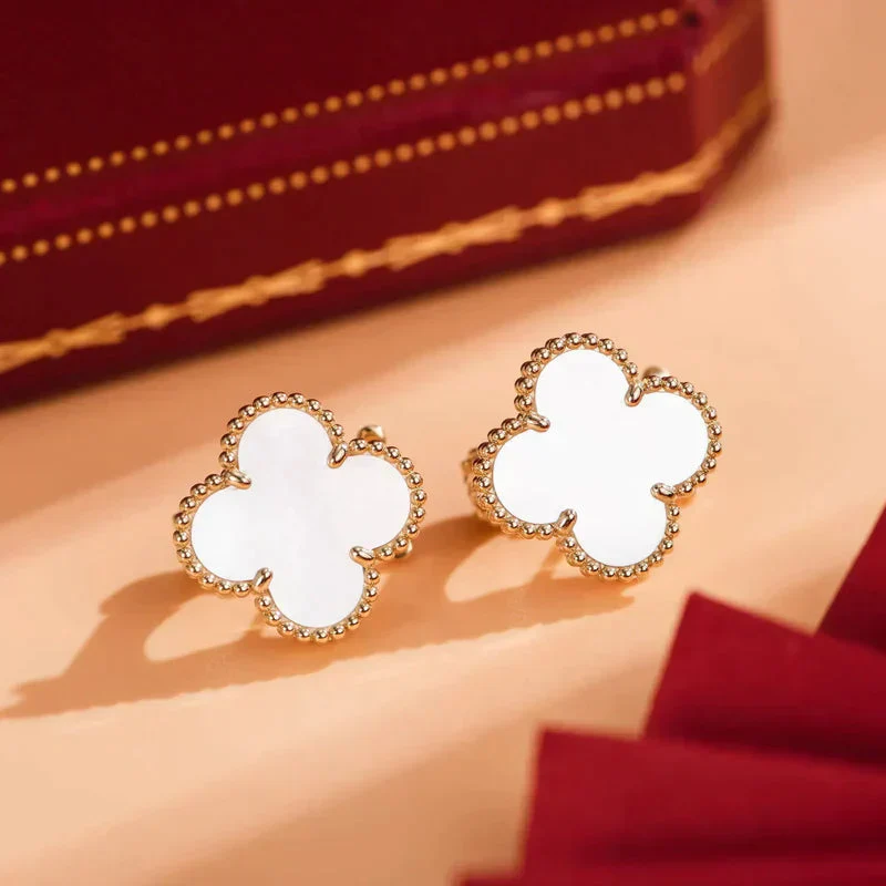 Regalia jewelryCLOVER MEDIUM 1 MOTIFS  WHITE MOP STUD EARRINGS