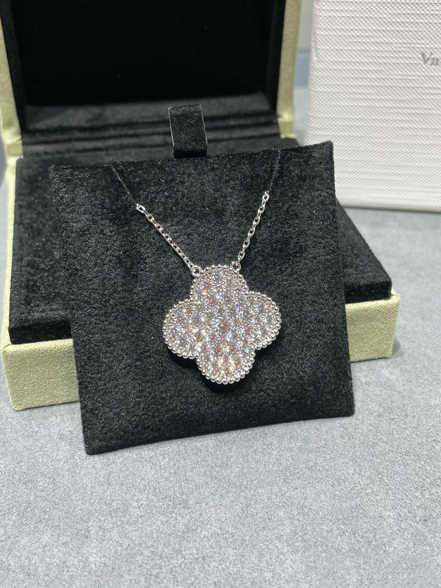 Regalia jewelryCLOVER 25MM LARGE PENDANT DIAMOND PAVED SILVER NECKLACE