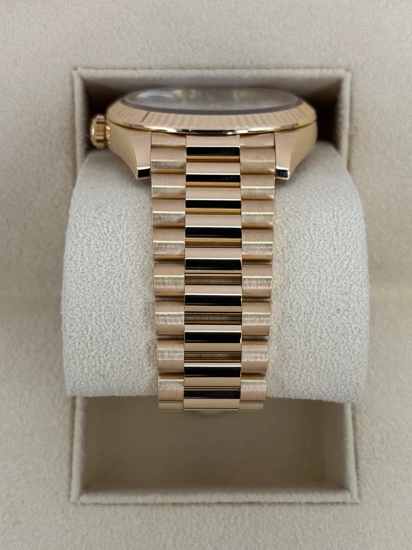 【Super Clone】ROLEX Day-Date 40mm Yellow Gold President  Mother of Pearl Diamond Baguette Dial - 228238