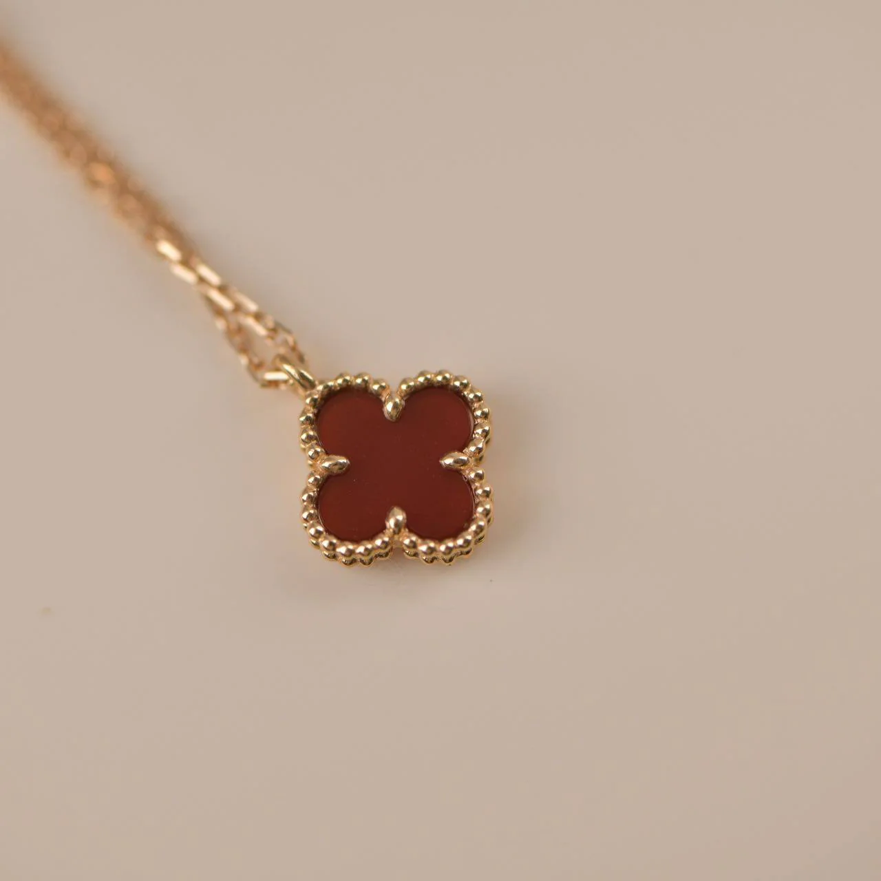 Regalia jewelryCLOVER MINI 9.5MM WHITE CARNELIANS NECKLACE