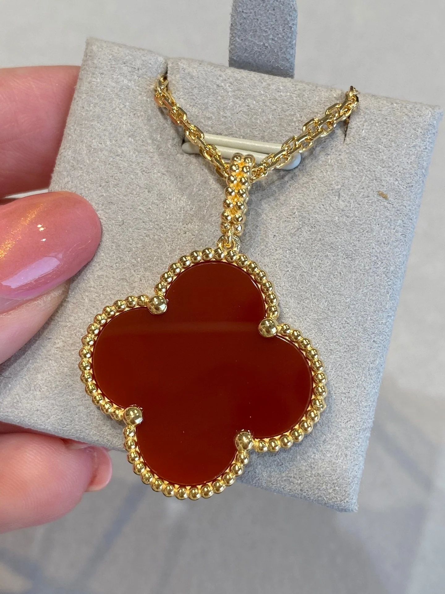 Regalia jewelryCLOVER 25MM NECKLACE GOLD CARNELIAN