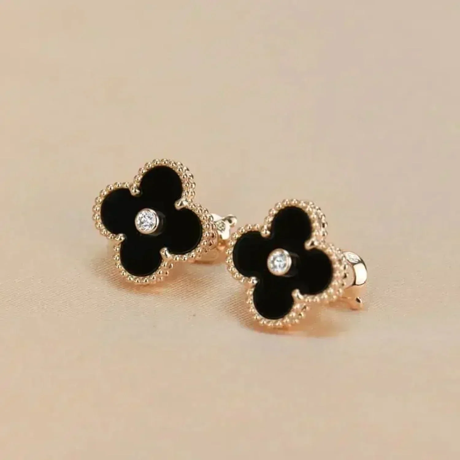 Regalia jewelryCLOVER MEDIUM 1 MOTIFS ONYX DIAMOND EARRINGS