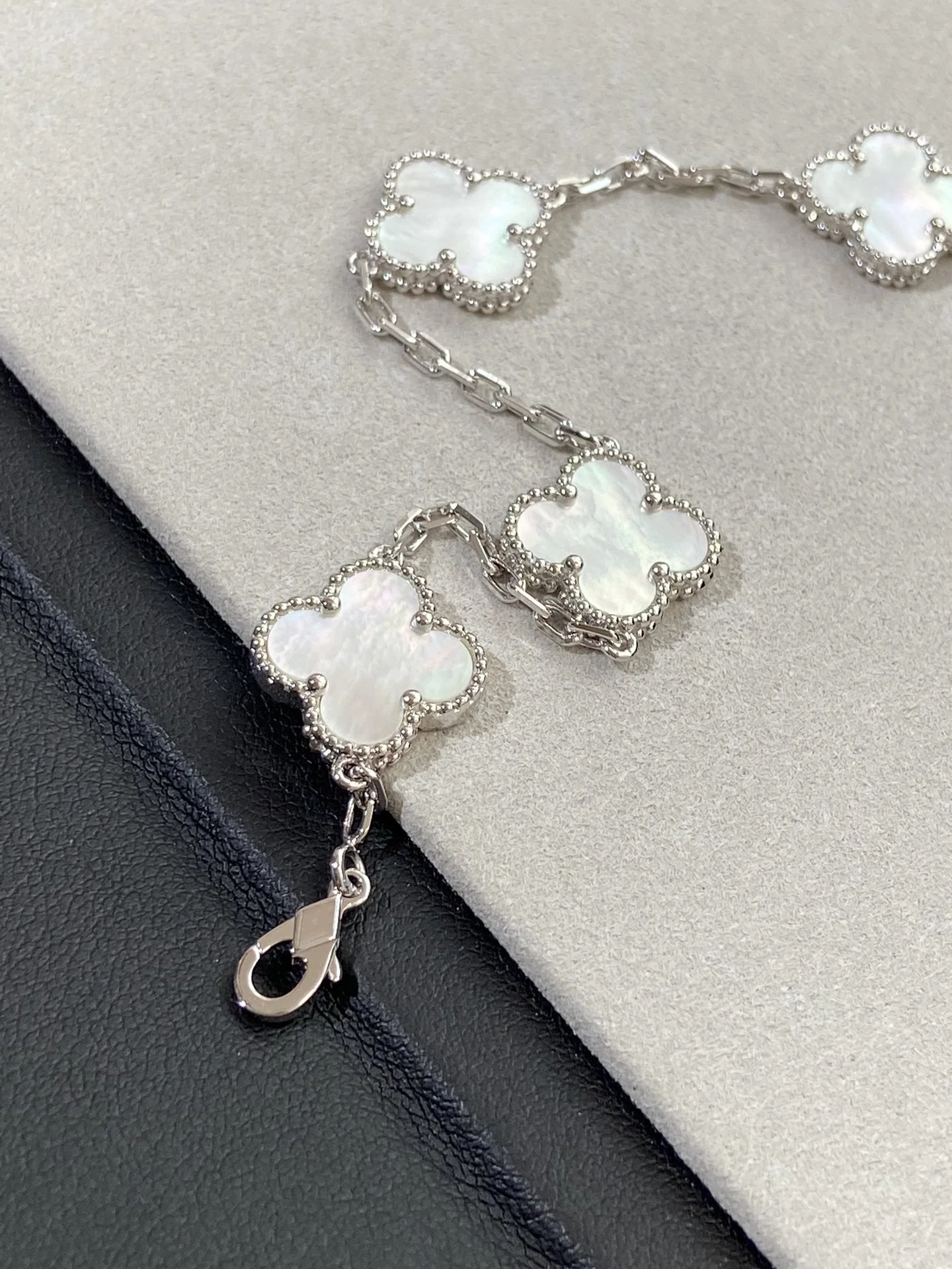 Regalia jewelryCLOVER SILVER MOP 5 MOTIF BRACELET