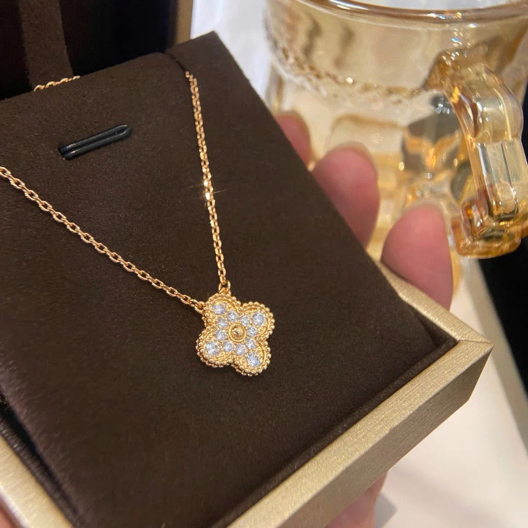 Regalia jewelryCLOVER 15MM DIAMOND SINGLE FLOWER NECKLACE