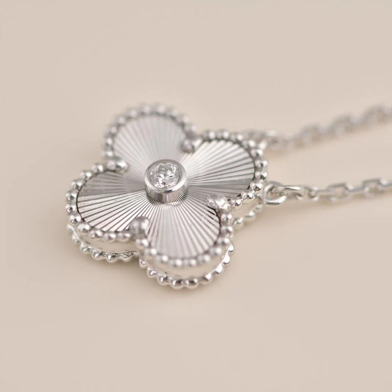 Regalia jewelryCLOVER  15MM DIAMOND LASER NECKLACE SILVER