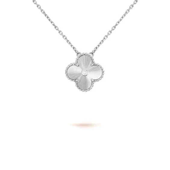 Regalia jewelryCLOVER  15MM DIAMOND LASER NECKLACE SILVER