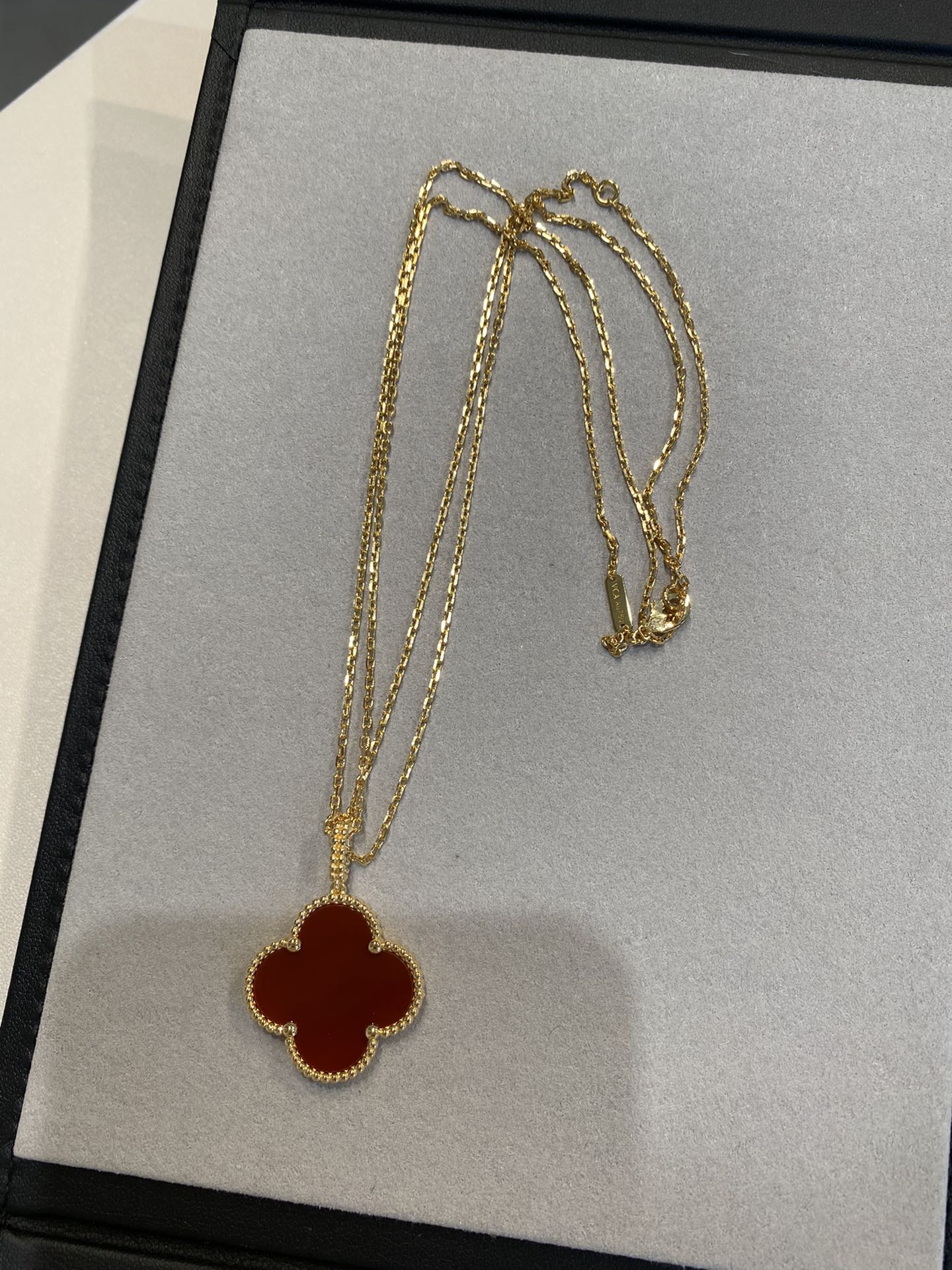 Regalia jewelryCLOVER 25MM NECKLACE GOLD CARNELIAN