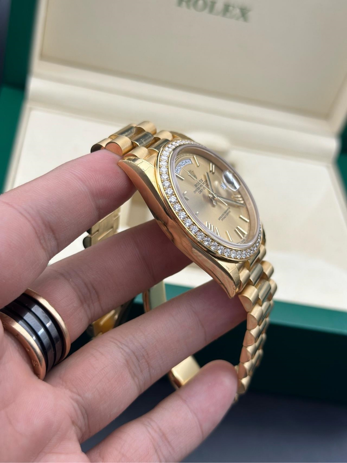 【Super Clone】ROLEX Day-Date 40mm Champagne Dial and Diamond Bezel Yellow Gold President Bracelet  228348RBR-0003