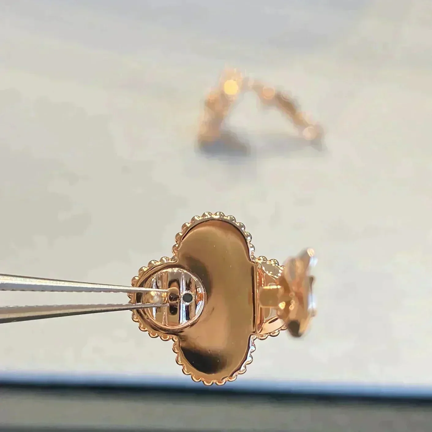 Regalia jewelryCLOVER MEDIUM 1 MOTIFS GRAY MOP  DIAMOND EARRINGS