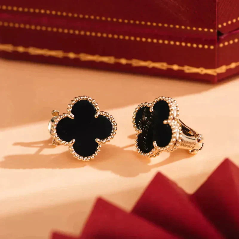 Regalia jewelryCLOVER MEDIUM 1 MOTIFS  ONYX STUD EARRINGS