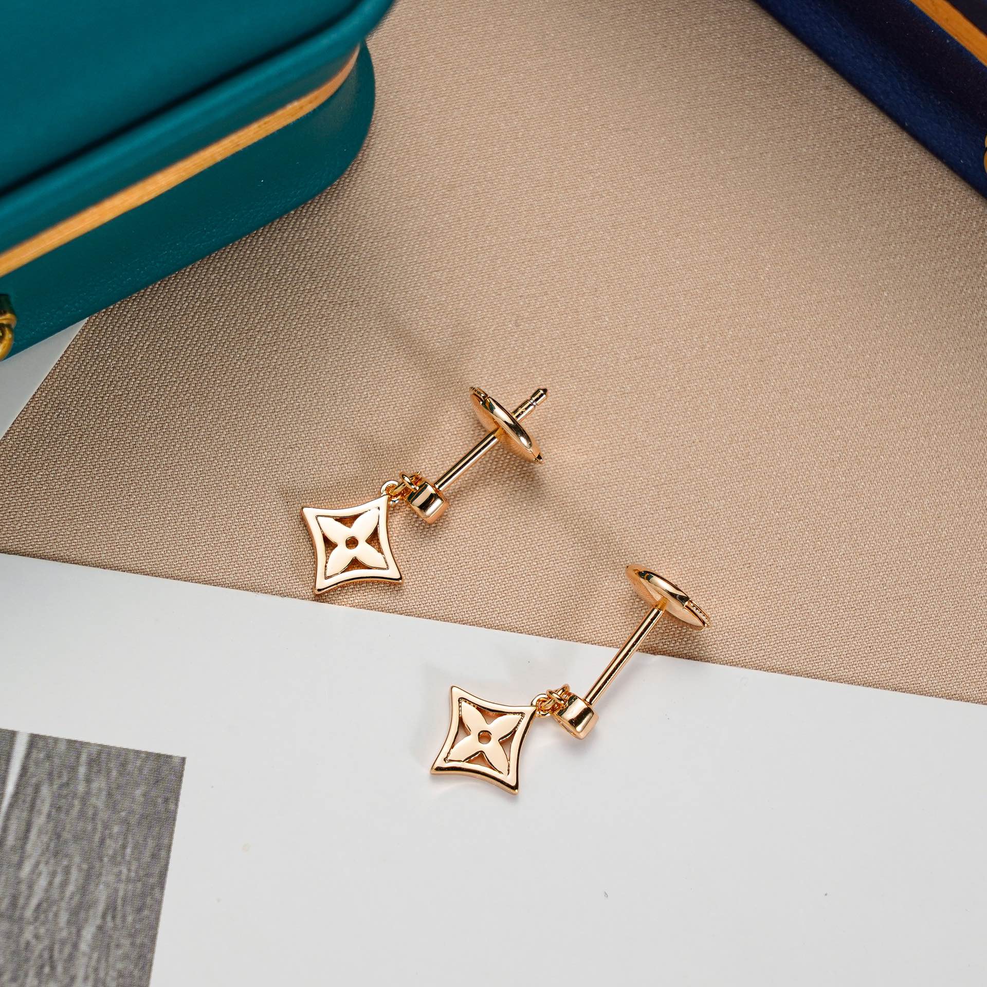 Regalia jewelrySTAR EARRINGS GOLD