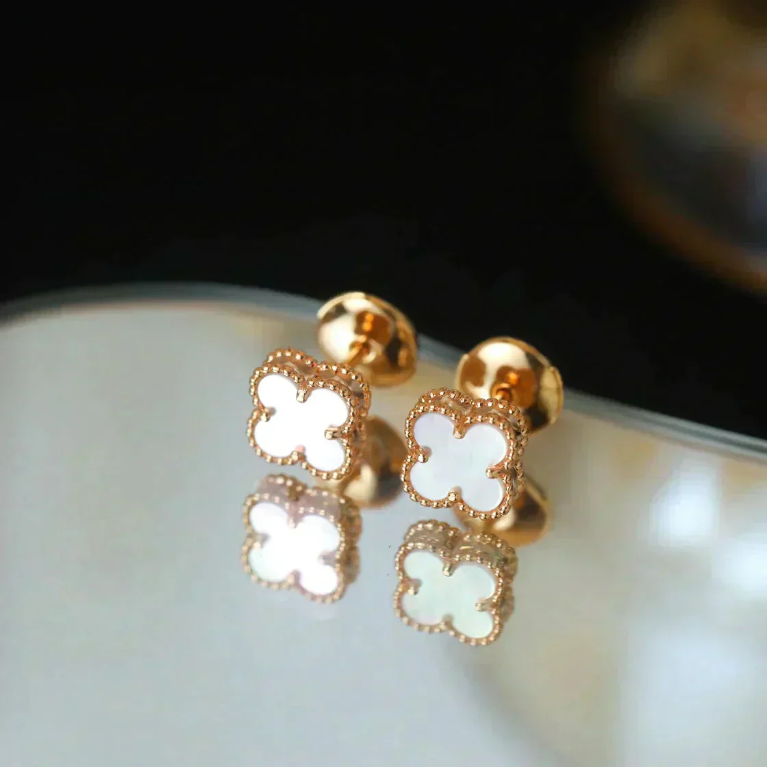 Regalia jewelryCLOVER MINI 9.5MM WHITE MOP EARRINGS