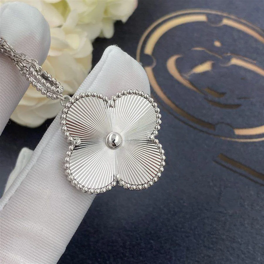 Regalia jewelryCLOVER 25MM SILVER BIG CLOVER NECKLACE