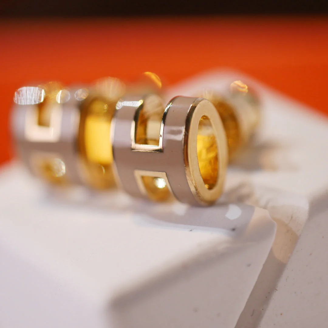 Regalia jewelryMINI POP H GOLD EARRINGS GREY