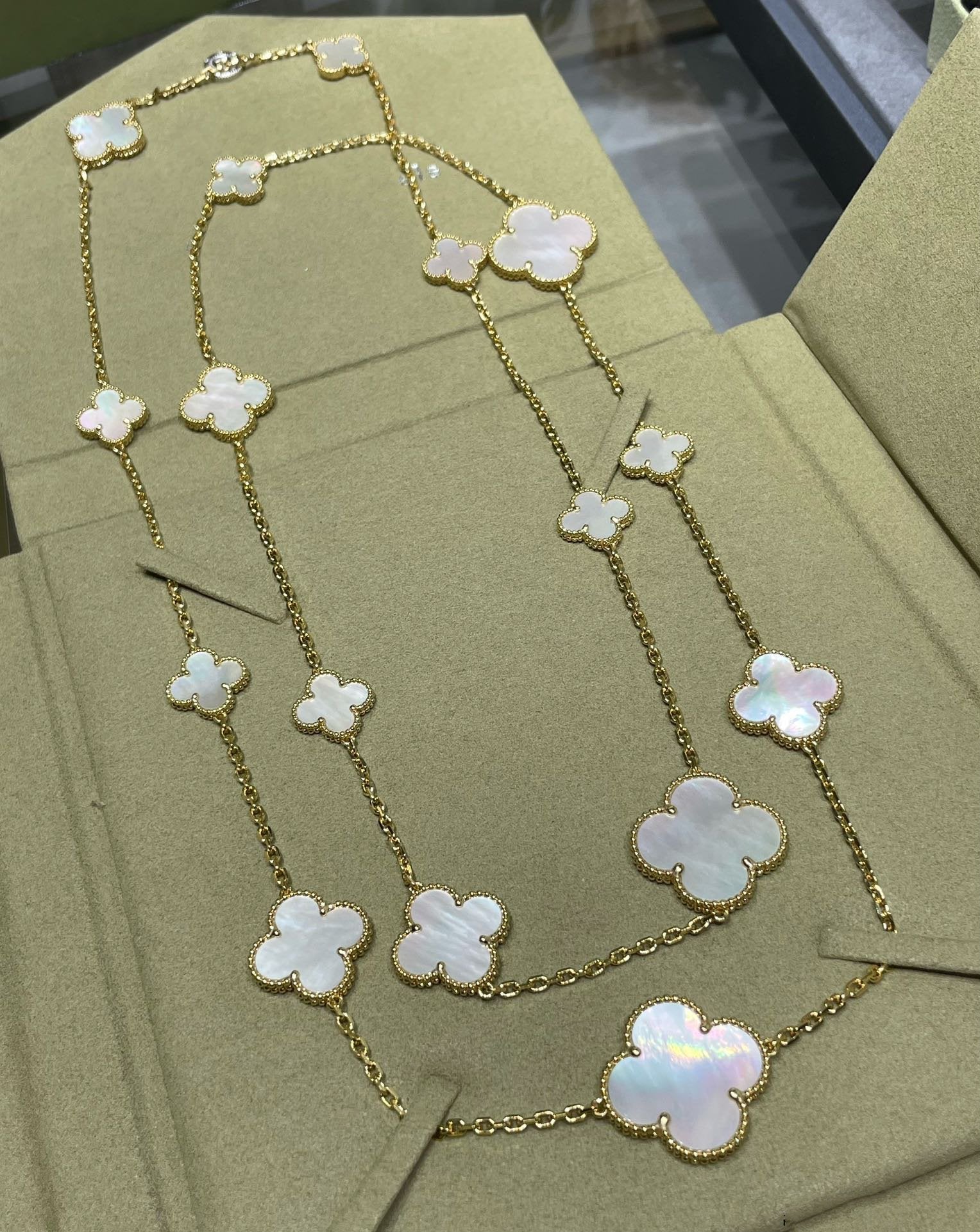 Regalia jewelryCLOVER 16 MOTIF WHITE MOP GOLD NECKLACE