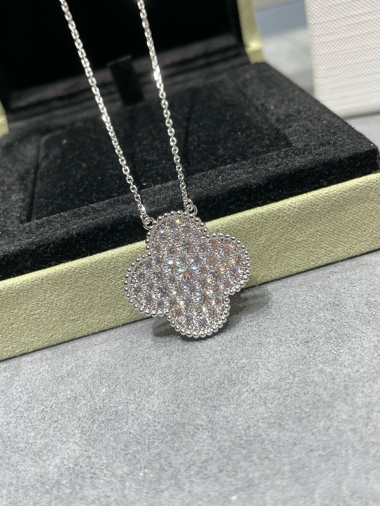 Regalia jewelryCLOVER 25MM LARGE PENDANT DIAMOND PAVED SILVER NECKLACE