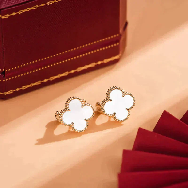 Regalia jewelryCLOVER MEDIUM 1 MOTIFS  WHITE MOP STUD EARRINGS