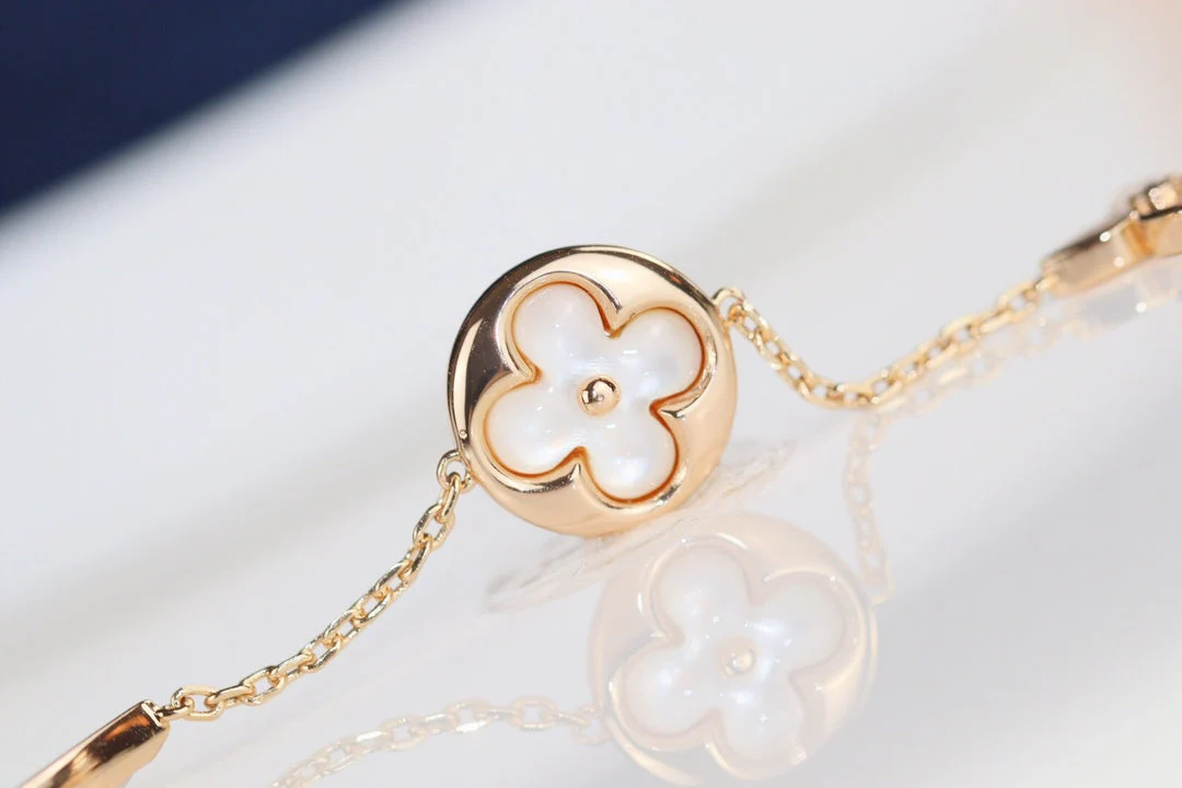 Regalia jewelryLEAF CLOVER BRACELET