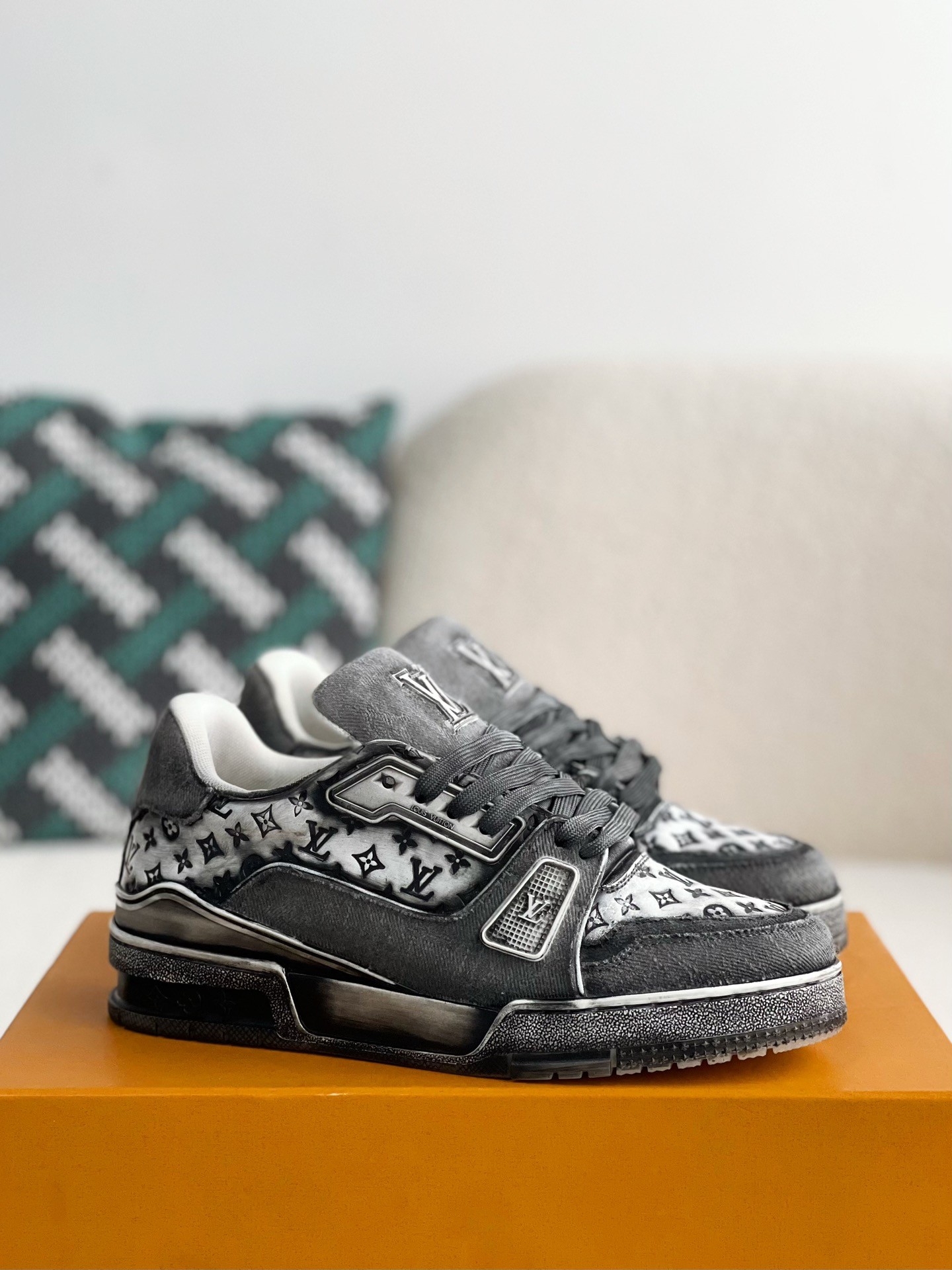 「#3320」 LOUIS VUITTON TRAINER SNEAKERS