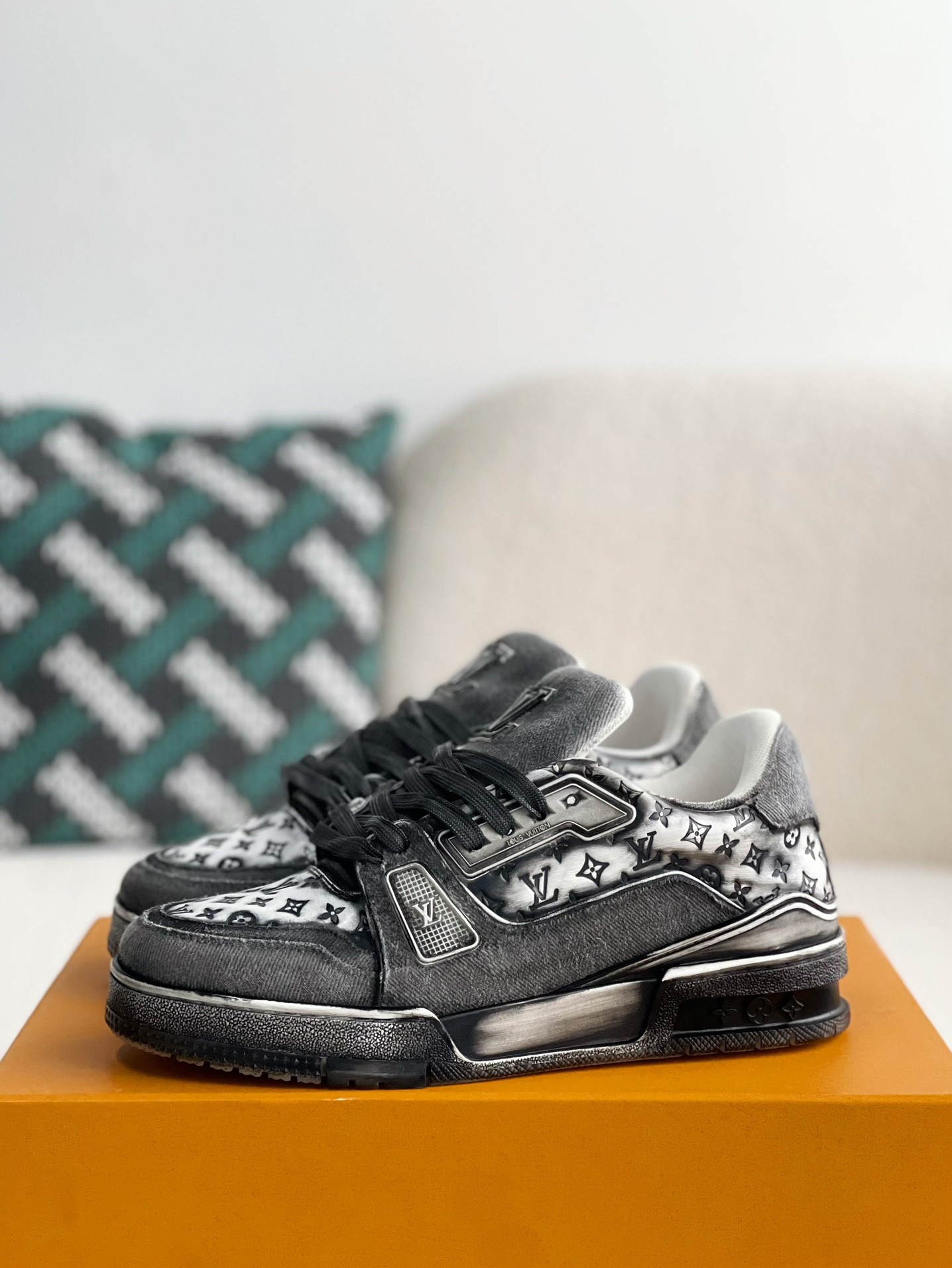 「#3320」 LOUIS VUITTON TRAINER SNEAKERS