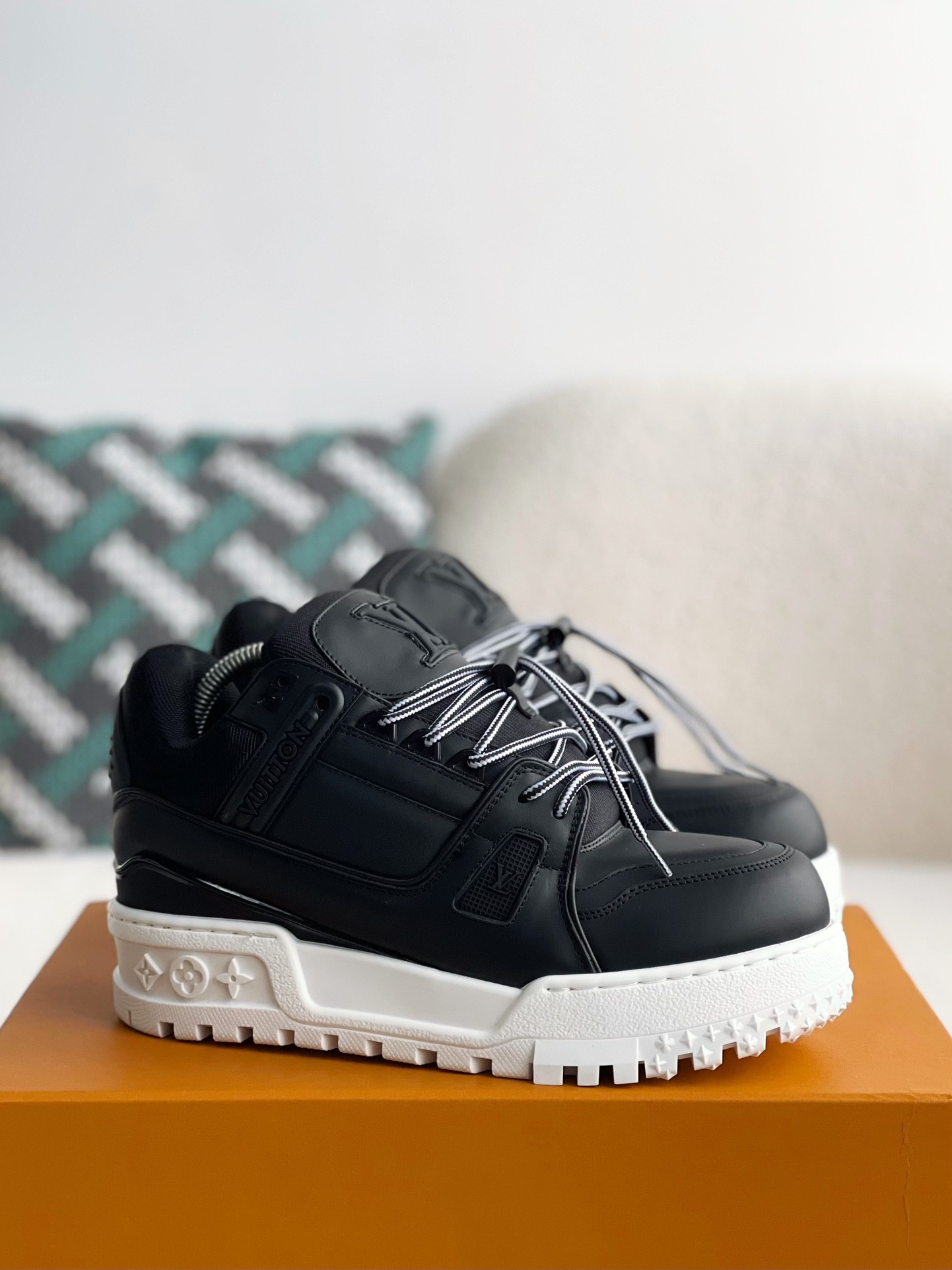 「#3320」 LOUIS VUITTON TRAINER SNEAKERS