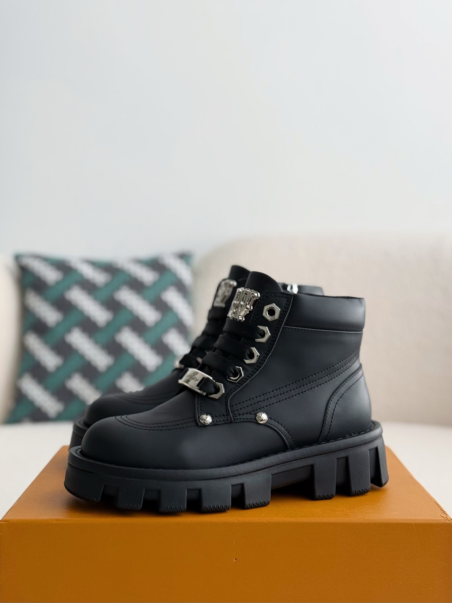 「#3718」LOUIS VUITTON Leather Round toe lace-up boots