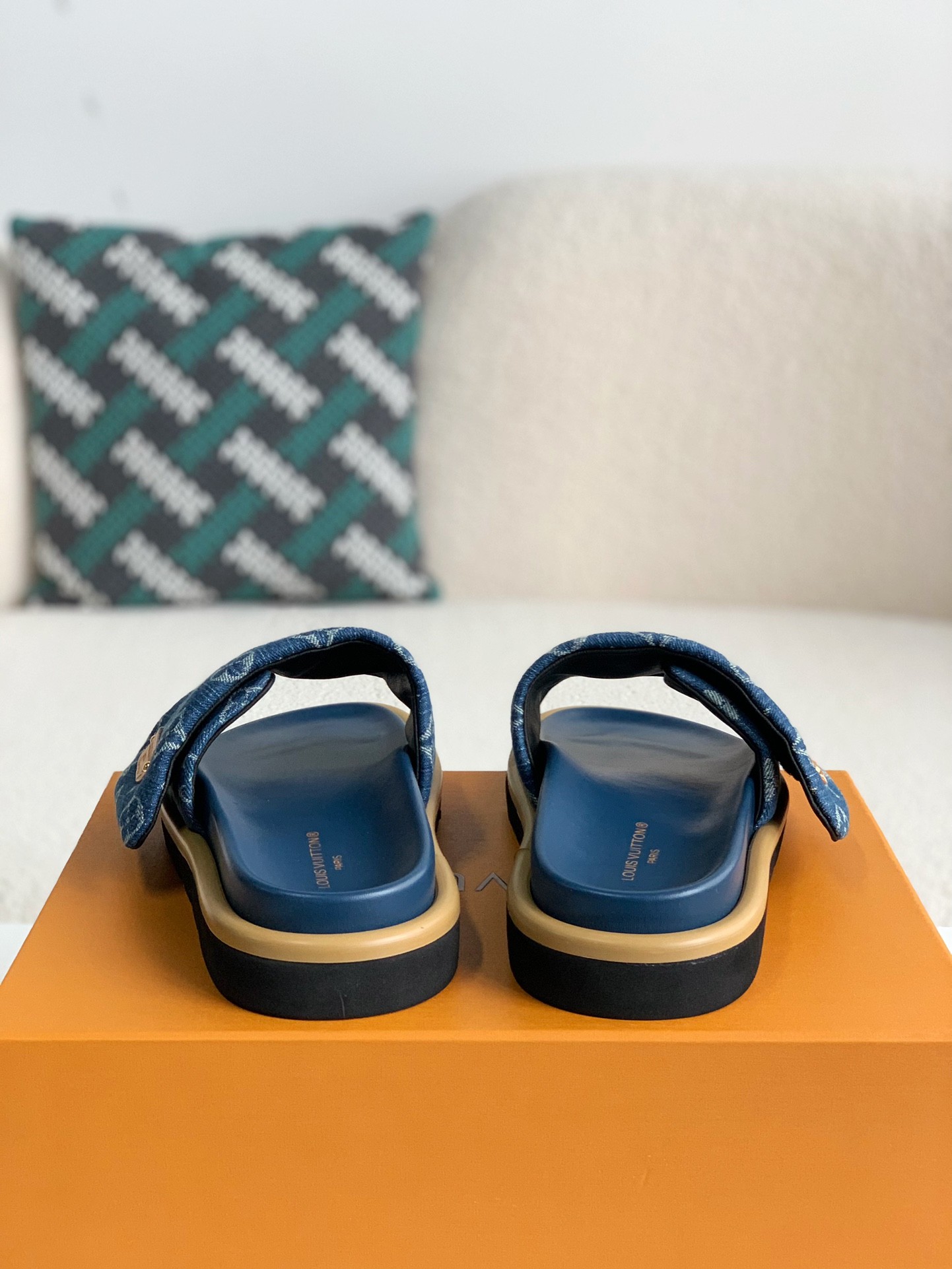 「#2434」LOUIS VUITTON SLIPPERS