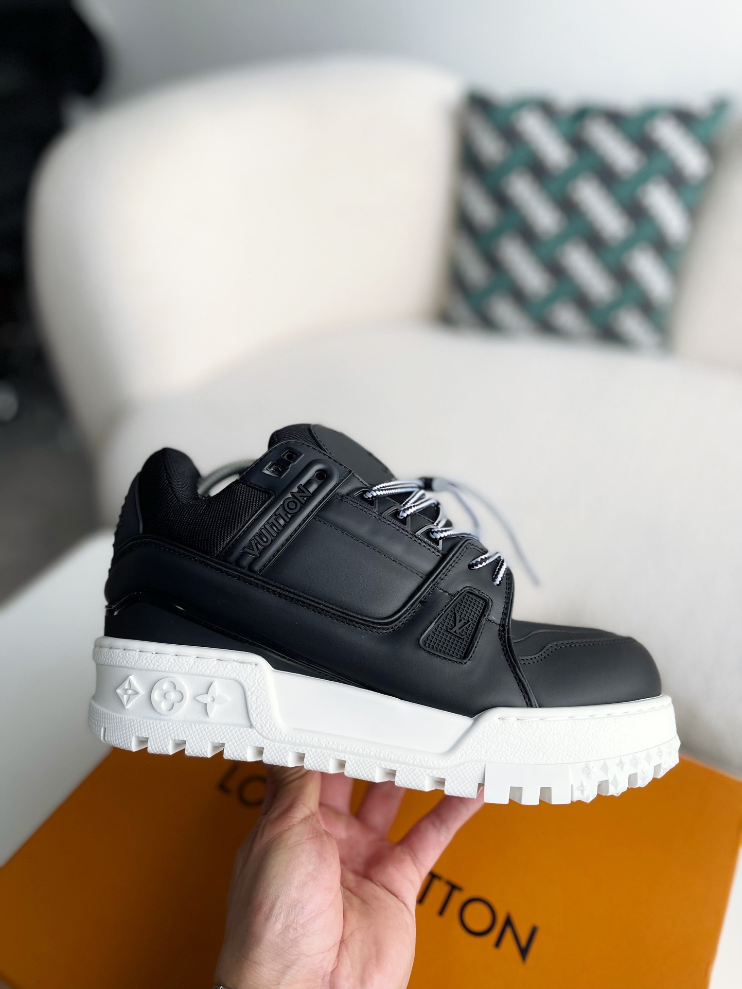 「#3320」 LOUIS VUITTON TRAINER SNEAKERS