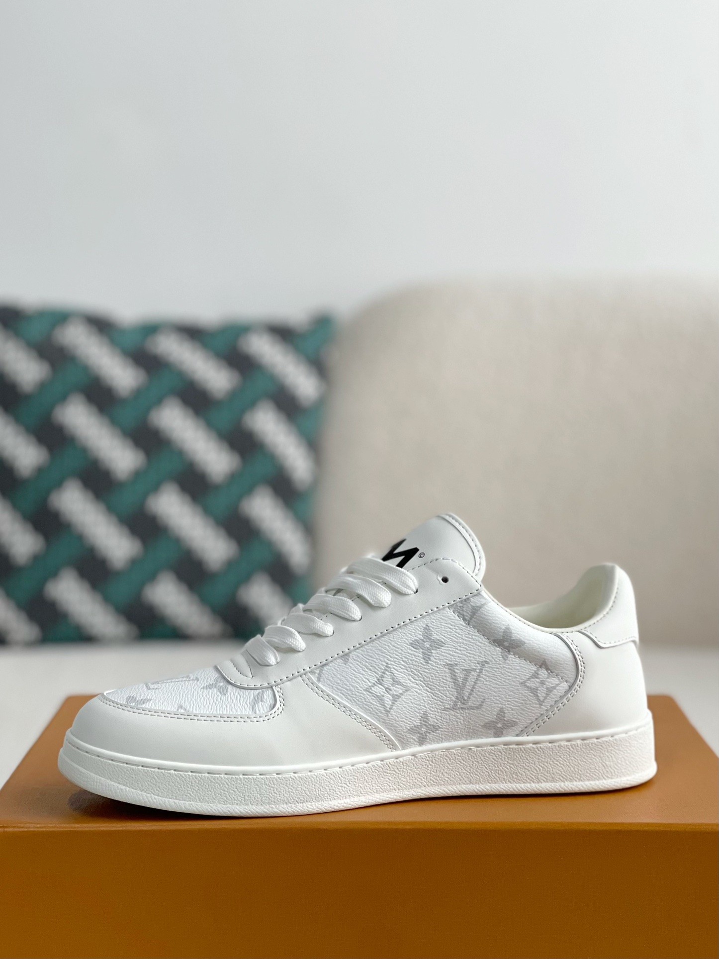 「#3217」LOUIS VUITTON RIVOLI SNEAKERS