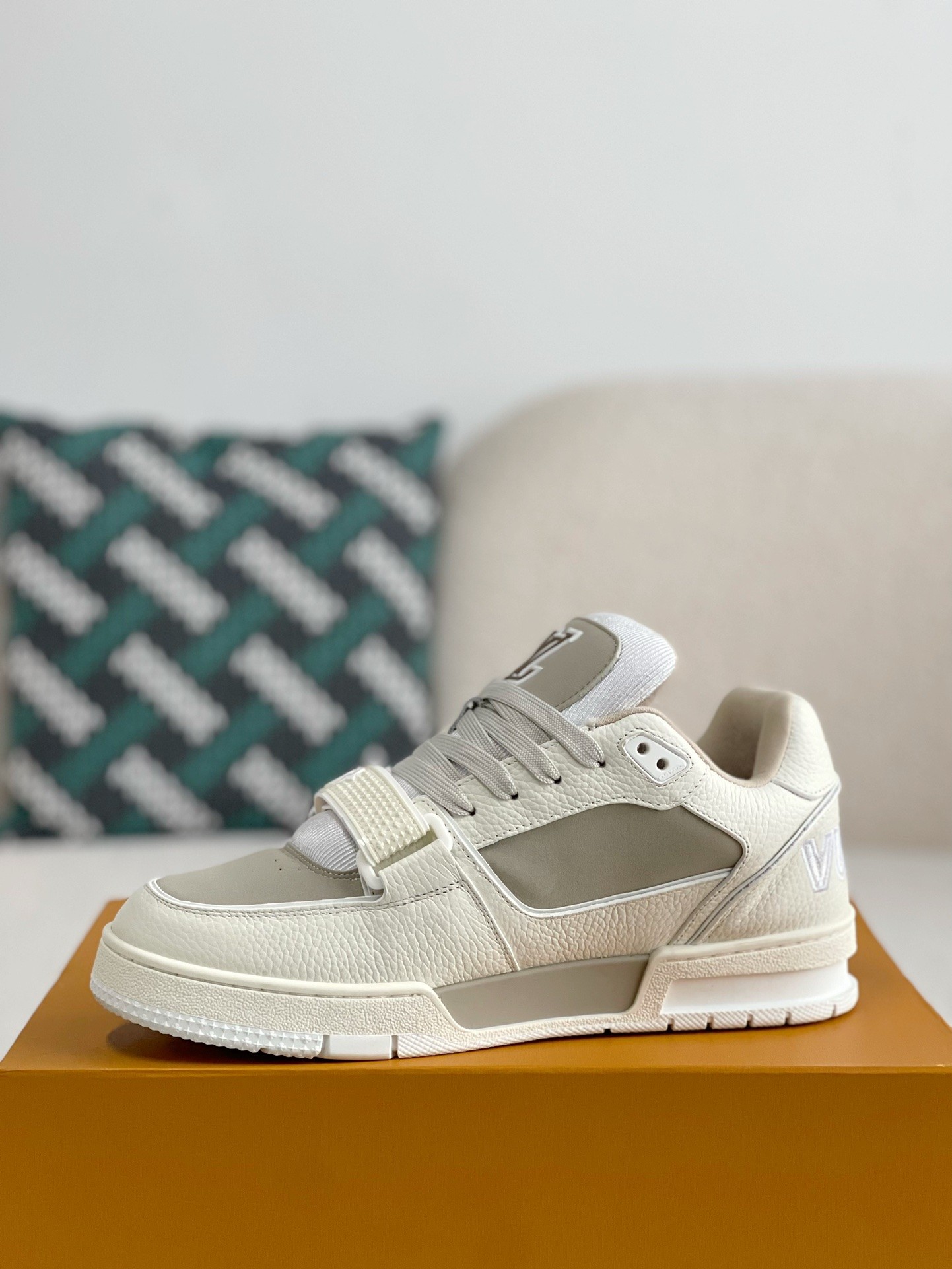 「#3343」 LOUIS VUITTON TRAINER SNEAKERS