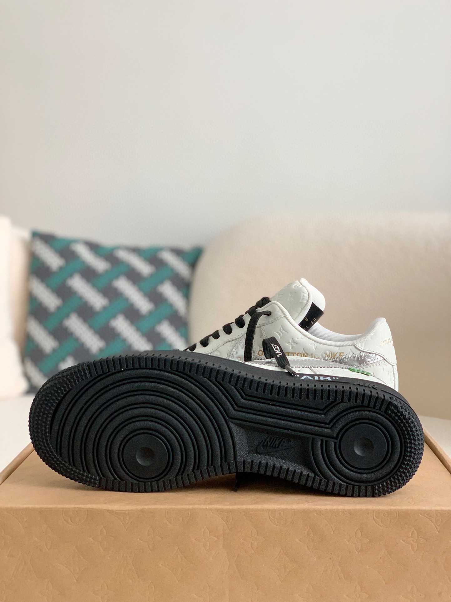 LOUIS VUITTON × NIKE AIR FORCE 1 SNEAKER