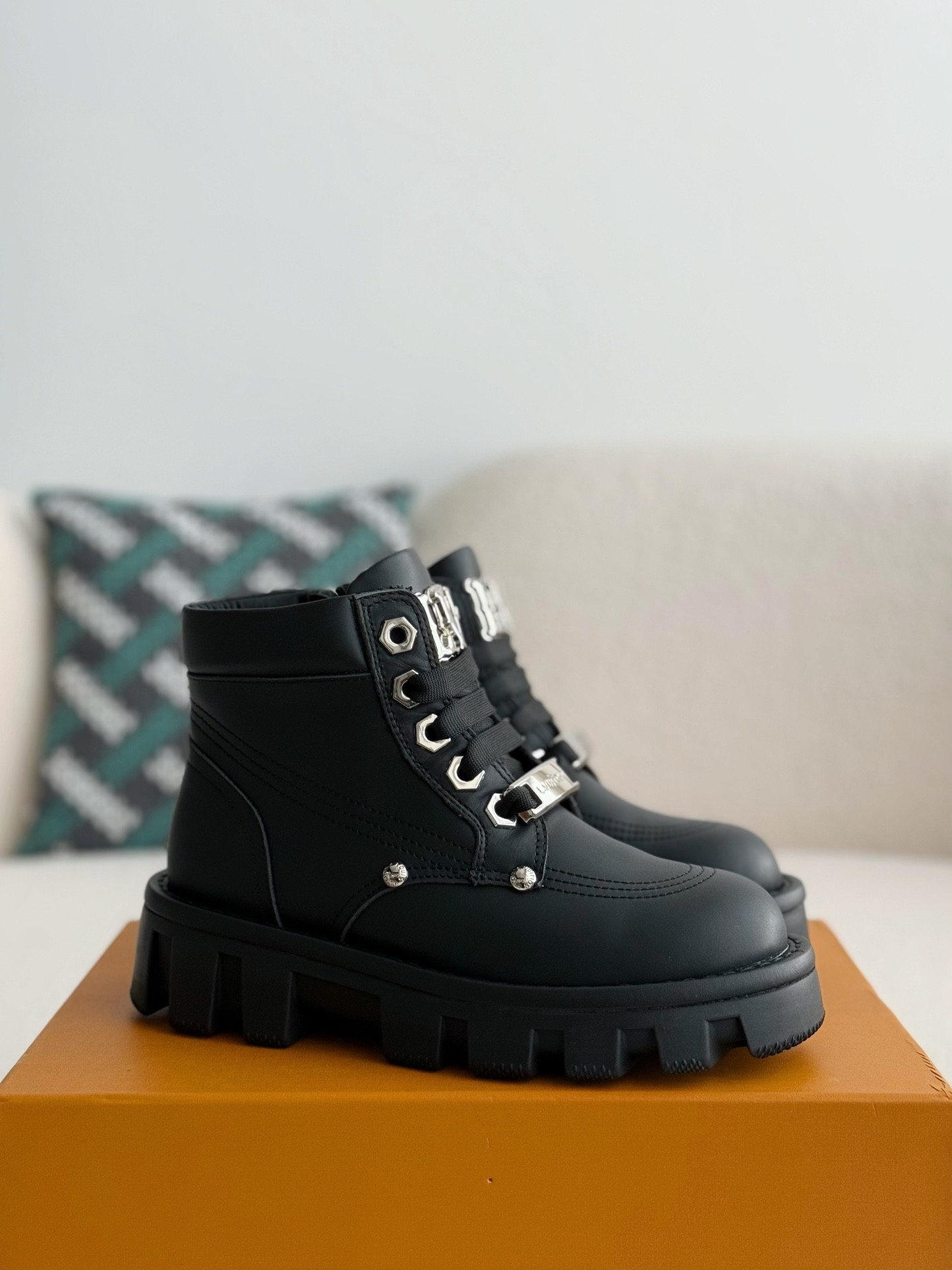 「#3718」LOUIS VUITTON Leather Round toe lace-up boots