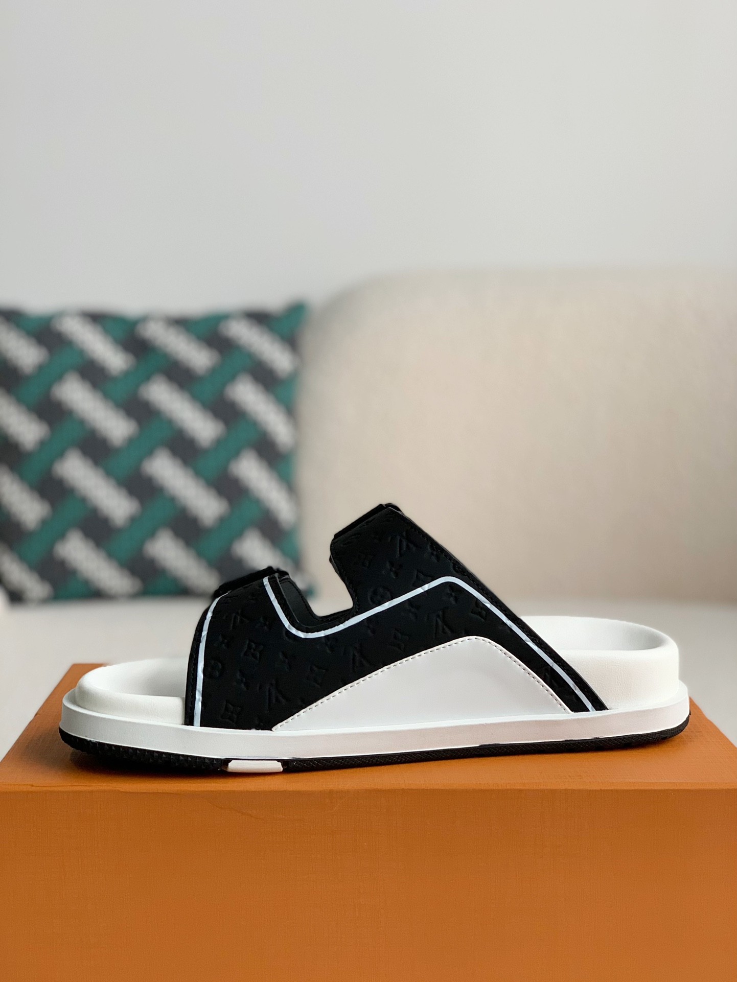 「#1019」LOUIS VUITTON  MAN SLIPPERS