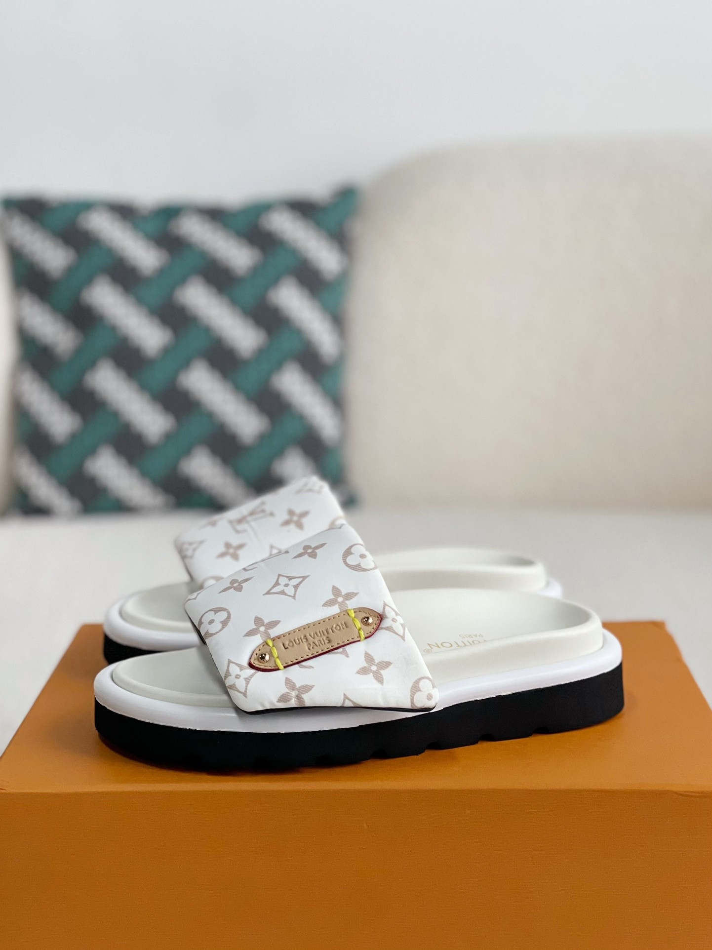 「#2998」LOUIS VUITTON SLIPPERS