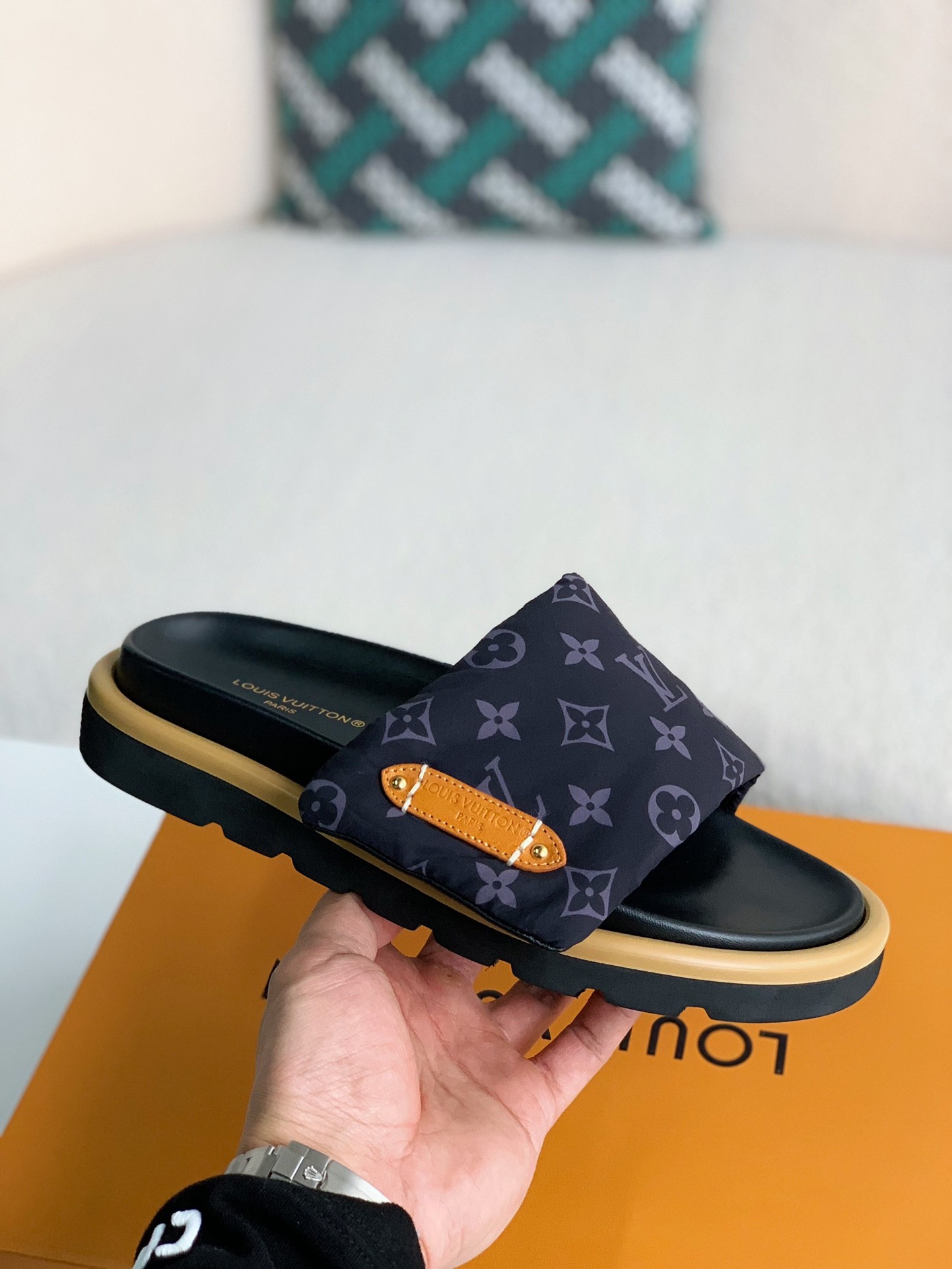 「#2435」LOUIS VUITTON SLIPPERS